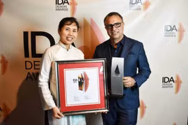 阮秋水画家（左）。