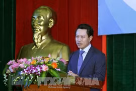 老挝外交部部长沙伦赛·贡玛希在交流会上发表讲话。