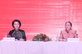 越南国会主席阮氏金银（左）与老挝国会主席巴妮·雅陶都（右）。越通社记者仲德摄