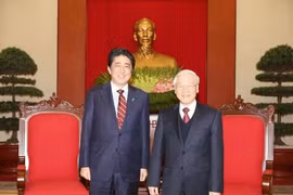 越共中央总书记阮富仲会见日本首相安培晋三（图片来源：越通社）