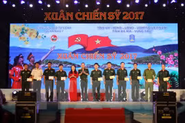 第七军区和当地各省市及赞助商向昆岛县武装力量的干部战士、监狱老战俘和贫困军人等赠送慰问品