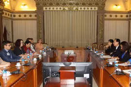 胡志明市领导会见澳大利亚政治交流理事会代表团