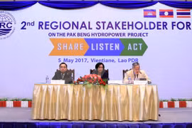 湄公河委员会执行总裁范俊潘（右）致开幕词。