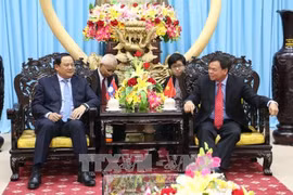 老挝副总理宋赛·西潘敦（左）与槟椥省委书记武成浩。