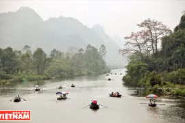 游客坐船欣赏燕溪美景。