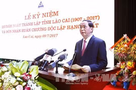 陈大光在纪念典礼上发表讲话