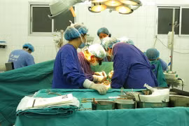 医生们对年纪最小的病人进行心脏移植手术