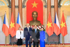 越南国家主席陈大光（右二）和夫人同捷克共和国总统米洛什·泽与夫人（左二）合影。（图片来源：越通社）
