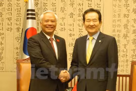 国会副主席汪周刘礼节性拜见韩国国会议长丁世均