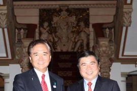 胡志明市人民委员会主席阮诚峰（右）会见日本神奈川县知事黑岩