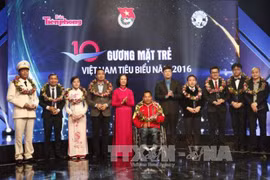 中央民运部部长张氏梅出席2016年越南10名模范青年奖颁奖仪式