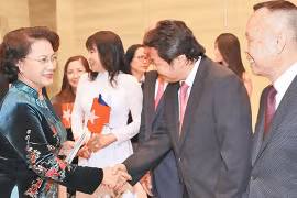 国会主席阮氏金银在布拉格会见旅居欧洲越南人协会联合会代表。