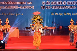 越柬建交50周纪念典礼中的柬埔寨舞蹈表演节目。（图片来源：芹苴报）