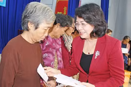 国家副主席邓氏玉盛向优抚家庭和贫困户赠送春节慰问品（图片来源：因特网）