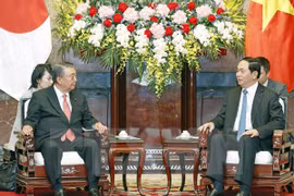 越南国家主席陈大光（右）与日本国会众议院议长大岛理森（左）。