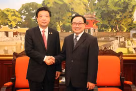 河内市委书记黄忠海（右）与北京市政协主席吉林（左）