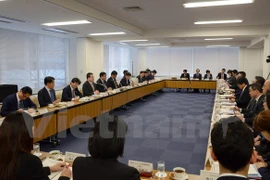 越南计划与投资部部长阮志勇与日本工商会部分直属企业领导代表举行座谈会。（图片来源：越通社）