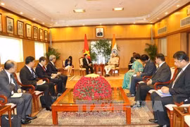 政府副总理兼外长范平明礼节性拜会印度副总统兼联邦院议长。（图片来源：越通社）