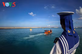 长沙岛县一位战士的背后（图片来源：越南之声广播电台）