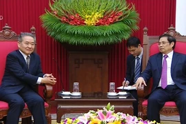 越日友好议员小组主席范明正​会见日本共产党中央委员会副主席兼国际委员会主任绪方康雄（图片来源：越南电视台）