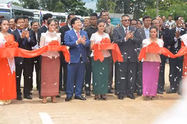 郑廷勇（左三）与盖金延（右二）共同出席开通仪式并剪彩。