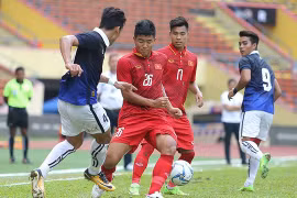 双方队员在比赛中拼抢。（图片来源：越通社）