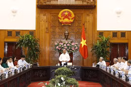 阮春福总理会见越南离退休教育工作者协会代表。（图片来源：越通社）