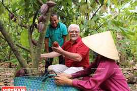 马克与农民就可可种植经验交换意见。