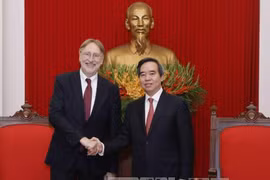 越共中央经济部部长会见欧洲议会国际贸易委员会主席朗格