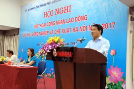 河内市人民委员会主席阮德钟在对话会上发表讲话。