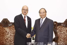 阮春福（右）与OFID总干事苏莱曼。