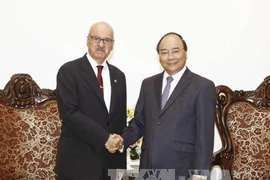 阮春福（右）与OFID总干事苏莱曼。