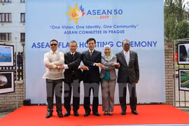 东盟驻布拉格委员会五个成员国驻捷克大使和大使馆代表合影。