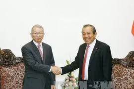 越南政府常务副总理张和平（右）会见韩国大法院院长梁承泰。（图片来源：越通社）