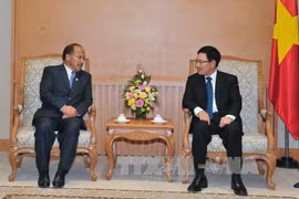 越南政府副总理兼外长范平明（右）会见尼泊尔商业部部长罗米·塔卡里（左）。（图片来源：越通社）