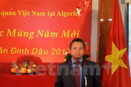 越南驻阿尔及利亚大使范国柱在活动上发表讲话（图片来源：越通社）