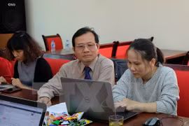 河内市巴亭郡执达官事务所所长阮文郎解答人民的提问。