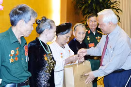 越南国会副主席汪朱刘会见河静省为国立功者代表团（图片来源：http://www.dangcongsan.vn）