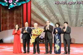 中央竞赛奖励委员会向阮富仲（左三）赠送鲜花。