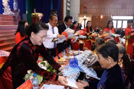 国会主席阮氏金银向隆安省英雄母亲赠送慰问品。（图片来源：越通社）