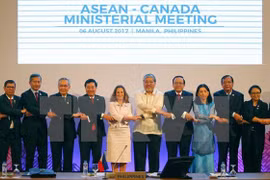 参加东盟与加拿大外长会议的各位代表。（图片来源：越通社）
