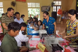 各地方政府向渔民颁发赔偿金。（图片来源：越通社）