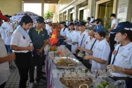 各位代表参观越南饮食展位。