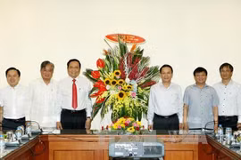 陈青敏​向越通社新闻工作者致以节日祝贺。