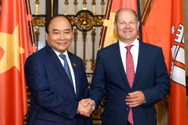越南政府总理阮春福会见德国汉堡市市长朔尔茨