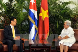 古巴国务委员会副主席格拉迪斯·赫拉诺（右）会见越南驻古巴特命全权大使阮忠诚（图片来源：越通社）