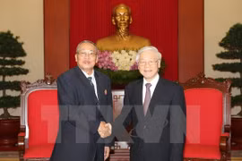 阮富仲总书记（右）会见柬埔寨人民党中央监察委员会主席、柬埔寨参议院第一副主席奈北纳。（图片来源：越通社）