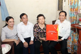 陈清敏向伤残军人阮氏莲赠送慰问品。