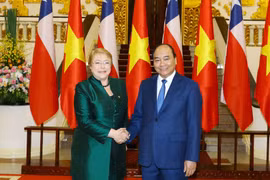 政府总理阮春福会见智利总统米歇尔·巴切莱特·赫里亚