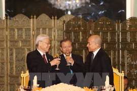 柬埔寨国王诺罗敦·西哈莫尼20日晚举行宴会，欢迎越共中央总书记阮富仲一行访柬。